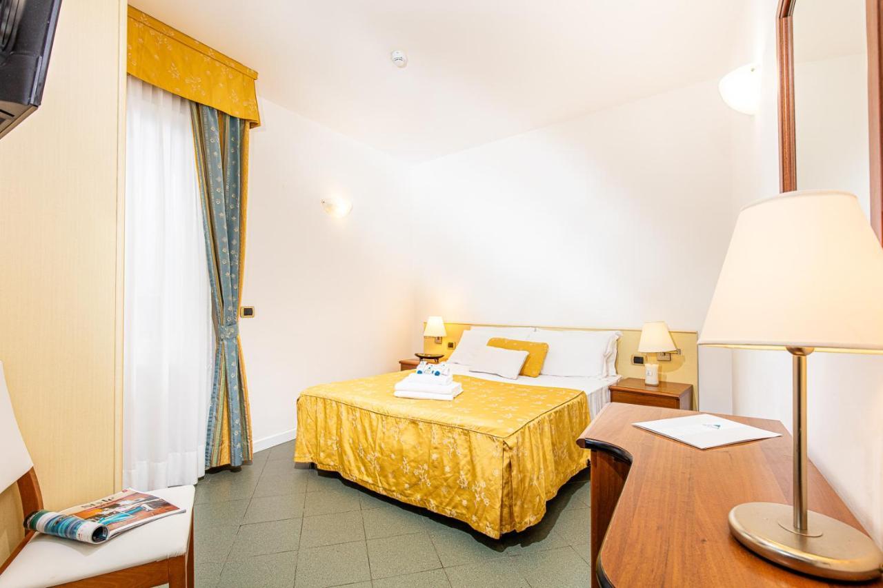 Hotel Karinzia Caorle Exteriör bild